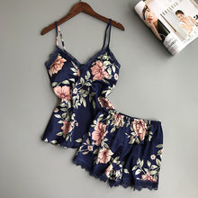 Load image into Gallery viewer, Conjunto de pijama QWEEK para dormir, pijama Sexy de satén para mujer, pijama de verano para mujer, pijama con flores a la moda para mujer con almohadilla para el pecho

